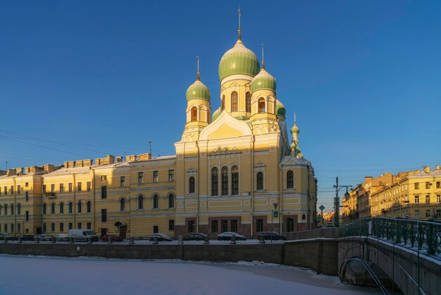 St. Isidores Isidorovskaya Kirche am Gribojedow-Kanal an einem sonnigen Wintertag St. Petersburg