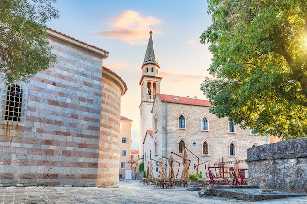 St. John the Baptists Church und die Festungsmauern, Budva Old Town, Montenegro.