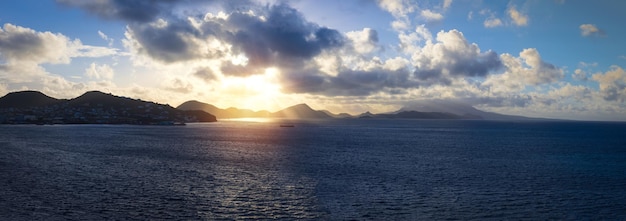 St. Kitts und Nevis Basseterre malerische Panoramaküste vom Kreuzfahrtschiff im Urlaub in der Karibik