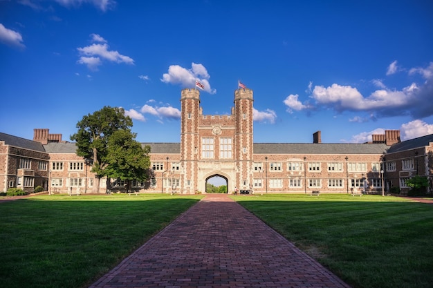 St. Louis Missouri - 08222022 - Brookings Hall en el Campus Danforth de la Universidad de Washington en St. Louis