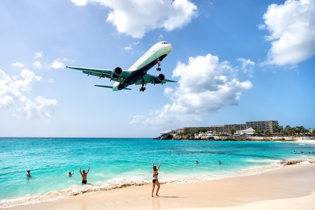 St Maarten, Holanda - 13 de fevereiro de 2016: praia observar aviões voando baixo pousando perto da praia de Maho, na ilha de St Maarten, no Caribe