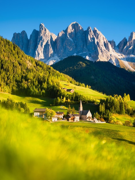 St. Magdalena Val di Funes Dolomiten Italien Die Berge und der Wald vor Sonnenuntergang Naturlandschaft im Sommer Foto in hoher Auflösung