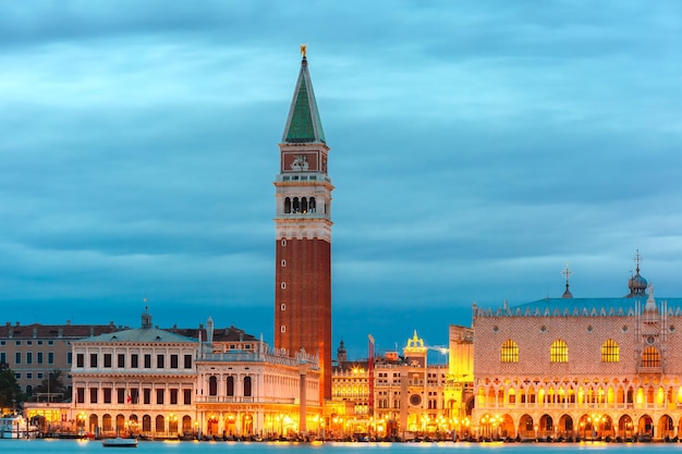 St Marks Campanile und Dogenpalast bei Nacht Venedig Italien