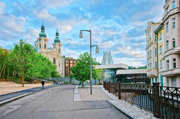 St Mary Magdalene Church und Promenade, Karlovy Vary, Tschechische Republik. Menschen im Hintergrund.