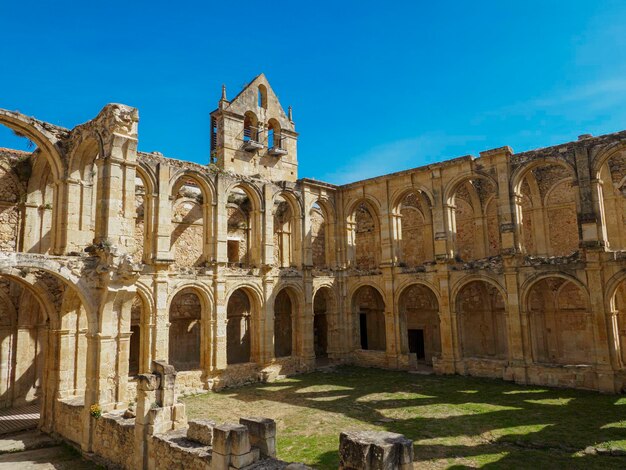 Foto st. mary of rioseco war eines der wichtigsten zisterzienserklöster im norden von burgos, spanien.