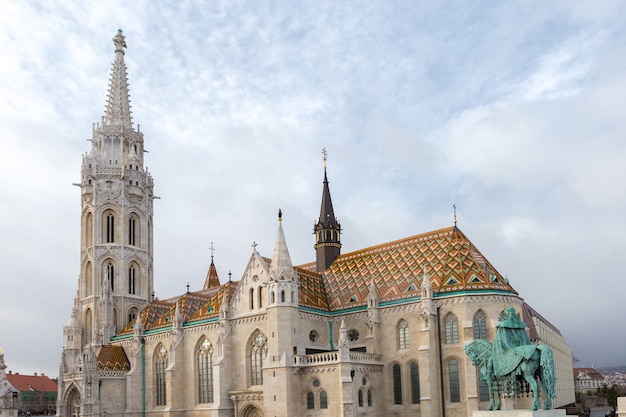 St.-Matthias-Kirche in Budapest. Schöne blaue Wolken