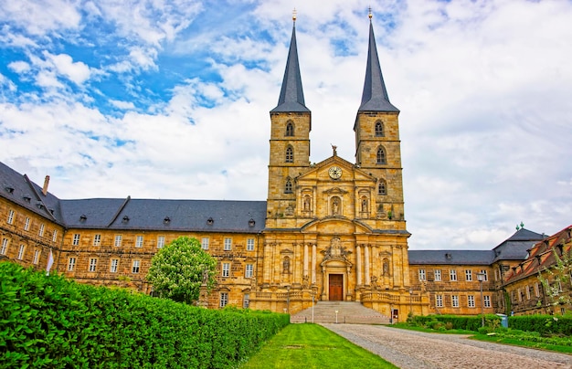 St. Michael Kirche in Bamberg in Deutschland. Sie wird auch Michaelskirche genannt. Es ist auf der Spitze des Hügels platziert