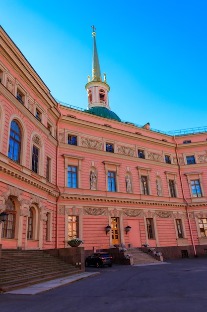 St. Michael's Castle, auch Mikhailovsky Castle oder Engineers' Castle genannt, ist eine ehemalige königliche Residenz von Kaiser Paul I. im historischen Zentrum von Sankt Petersburg in Russland