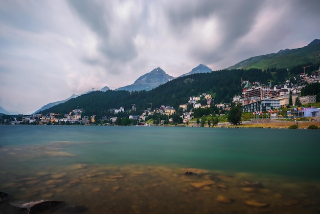 St Moritz com lago chamado St Moritzsee e Alpes suíços em Engadin Suíça