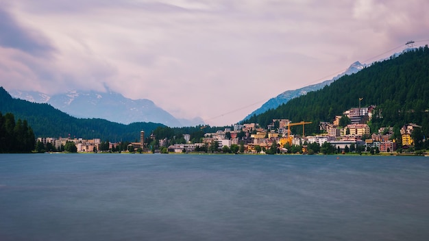 St Moritz con lago llamado St Moritzsee y Alpes Suizos en Engadin Suiza