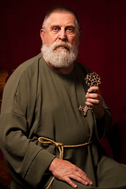 Foto st. nikolaus, der schlüssel hält, mittlerer schuss