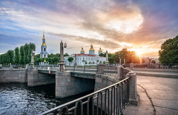 St.-Nikolaus-Kathedrale mit Glockenturm am Kryukov-Kanal in St. Petersburg und Pikalov-Brücke am frühen sonnigen Morgen