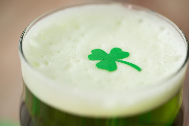 St. Patrick's Day Feiertage und Feiern Konzept Nahaufnahme eines Glases grünen Bier mit Schamrock