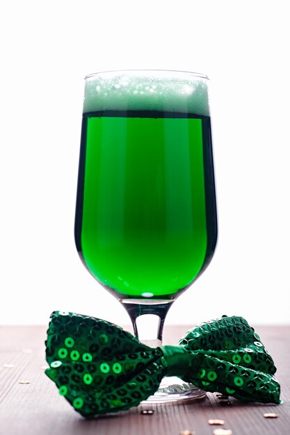 St. Patrick's Day grüne Biernahaufnahme vor weißem Hintergrund. Traditionelles Getränk zum St. Patrick's Day in einem Glas isoliert auf weiß, Urlaubskonzept