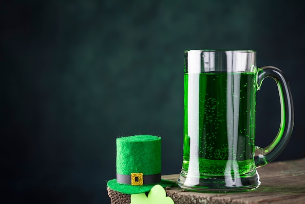 St. Patrick's Day grünes Bier
