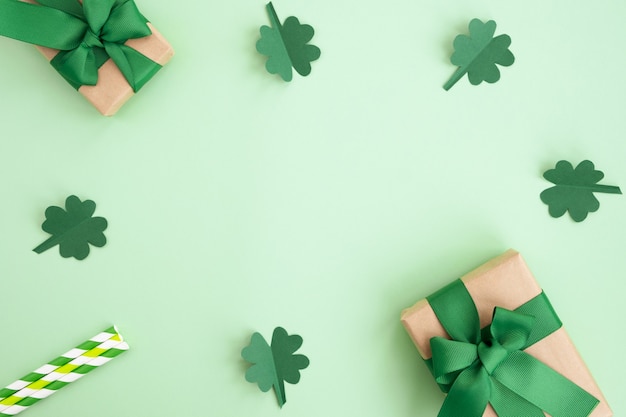 St. Patrick's Day Hintergrund. Geschenkboxen, Klee und festliches Dekor