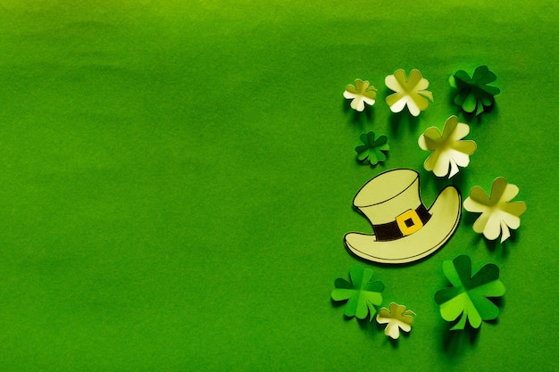 St. Patrick's Day Hintergrund mit Hut und Papierklee