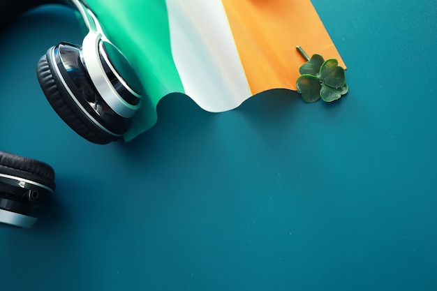 St. Patrick's Day Hintergrund mit Irland-Flagge. Religiöser christlicher Feiertag. Vierblättriges Kleeblatt Symbol des Glücks.
