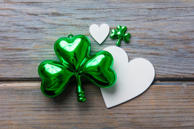 St. Patrick's Day Hintergrund mit Kleeblatt und Herz