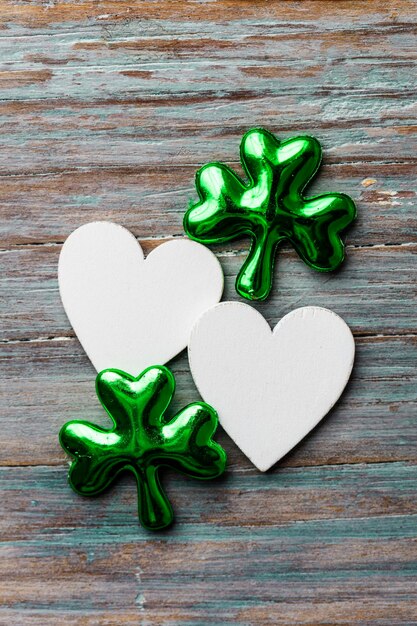 St. Patrick's Day Hintergrund mit Kleeblatt und Herz