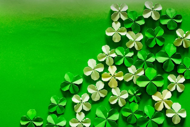 St. Patrick's Day Hintergrund mit Origami-Kleeblättern