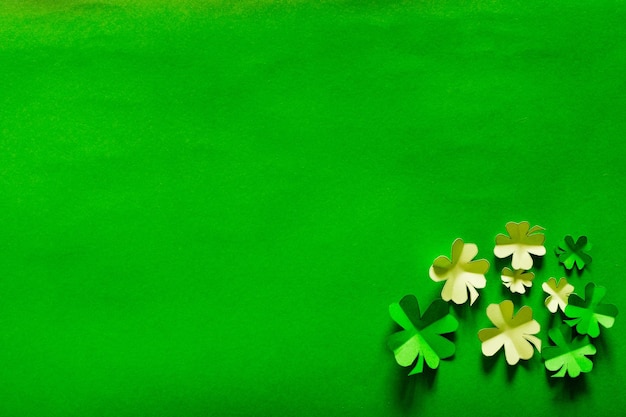 St. Patrick's Day Hintergrund mit Origami-Kleeblättern