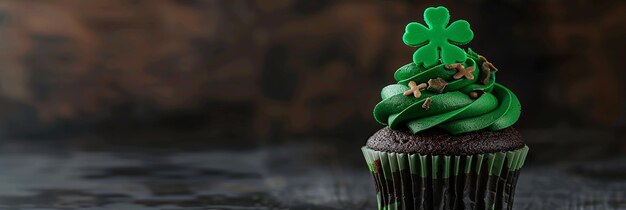 Foto st. patrick's day konzept cupcake mit knoblauch topper kopierraum