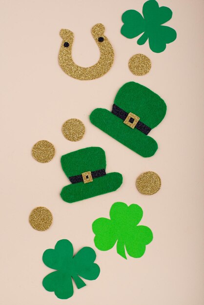 St. Patrick's Day-Konzept mit Zwerghut, Goldmünzen und Hufeisen