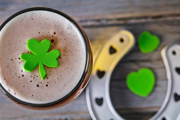 St Patrick Tagesbier mit grünem Kleeblatt