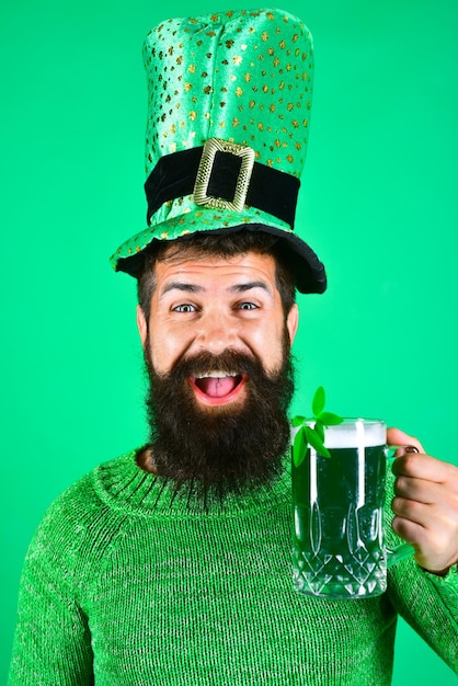St. Patricks Day bärtiger Mann in Koboldhut Porträt eines lächelnden Mannes mit grünem Bier bärtig