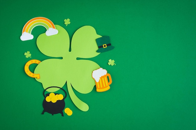 St. Patricks Day. Bannerdesign mit Kleeblatt, Bier, Hut, Topf mit Münzen und Regenbogen. Platz kopieren.