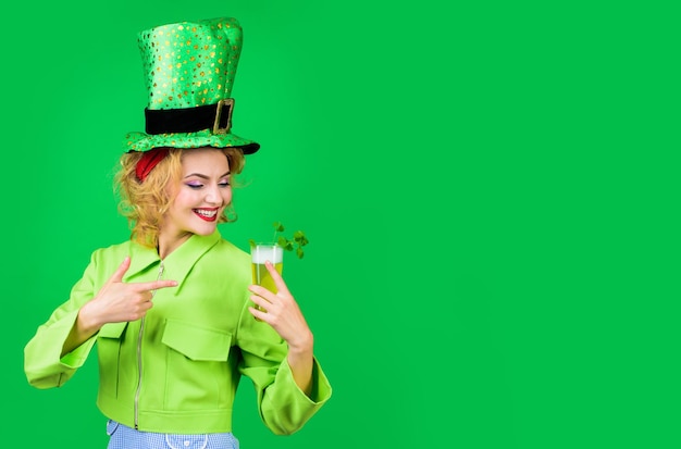 St. Patricks Day grüner Zylinder St. Patricks Day Frau im Zylinder trinken grünes Bier Koboldgrün
