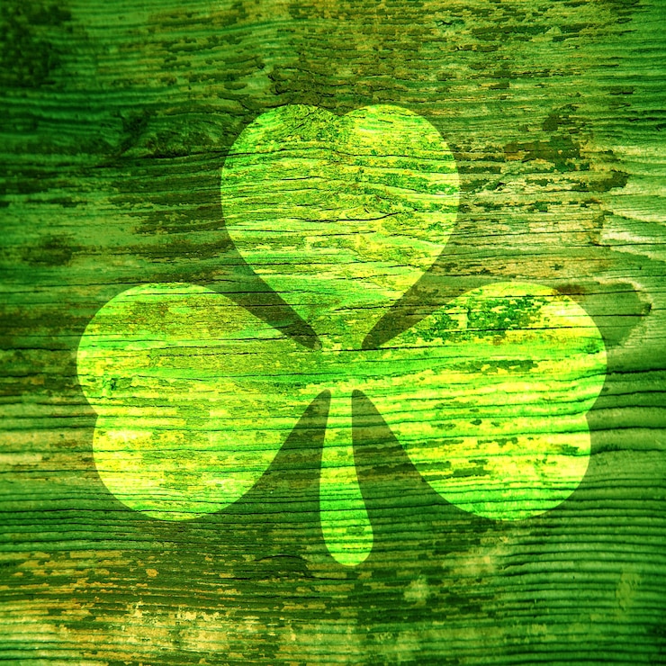 Foto st patricks day shamrockshaped punto de luz sobre una superficie de madera verde