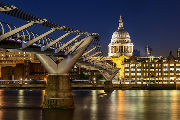 St. Paul Kathedrale mit Millennium Bridge