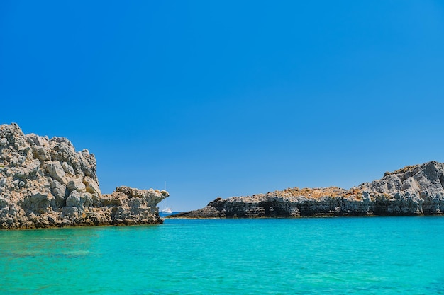 St Paul's Bay, cerca de la ciudad de Lindos Cielo azul claro y mar esmeralda Isla de Rodas Islas griegas del archipiélago del Dodecaneso Vacaciones y viajes por las islas