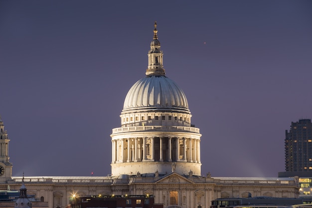 St. Paul und Millennium Bridge in London