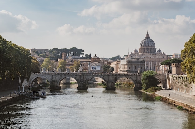 St. Peter Kathedrale über Brücke und Tiber Flusswasser am Herbsttag Rom, Italien