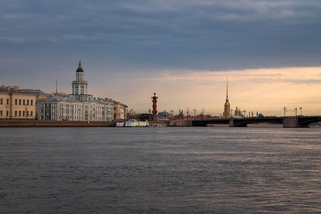 St. Petersburg Russland 04302023 Blick auf das Ufer der Newa-Universität, das Kunstkamera-Gebäude, die Peter-und-Paul-Festung und die Palastbrücke an einem Frühlingsmorgen