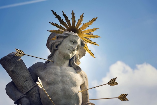 St. Sebastian mit Pfeilen erschossen Märtyrerstatue Marianische Pestsäule des Klosters St. Rosalia Velehrad Mähren Tschechische Republik sonniger Tag klarer blauer Himmel