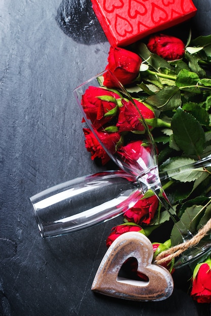 St Valentine decoração com rosas buquê e taças de champanhe