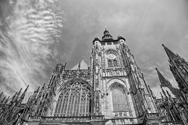 St.-Veits-Dom in Prag, Tschechische Republik, berühmtes historisches Gebäude gegen den blauen Himmel