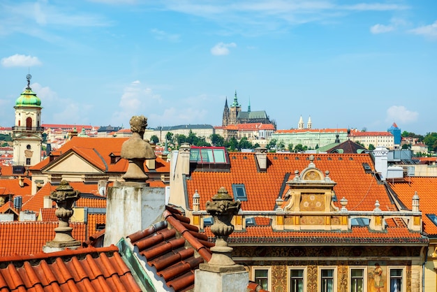 St.-Veits-Dom und rote Dächer von Prag am Sommertag