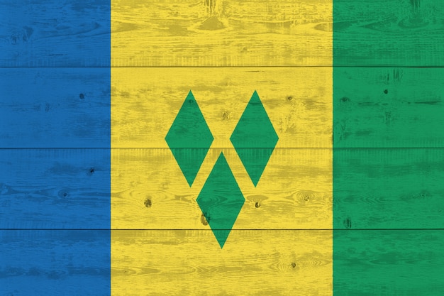 St. Vincent und die Grenadinen Flagge auf alten Holzbrett gemalt