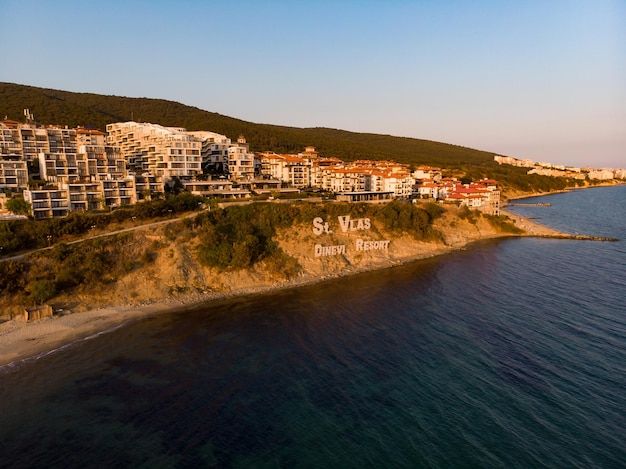 St. Vlas Dinevi Resort Schriftzug Sveti Vlas in Bulgarien Luftaufnahmen Drohnenansicht Sommerferien in Europa während der Quarantäne