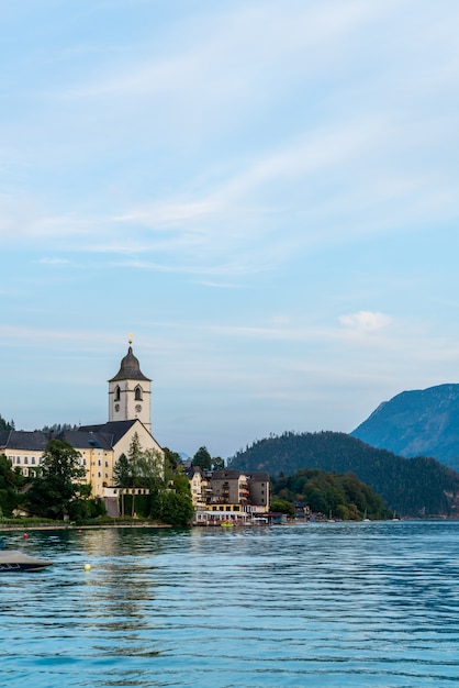 St. Wolfgang frente al mar con el lago Wolfgangsee, Austria