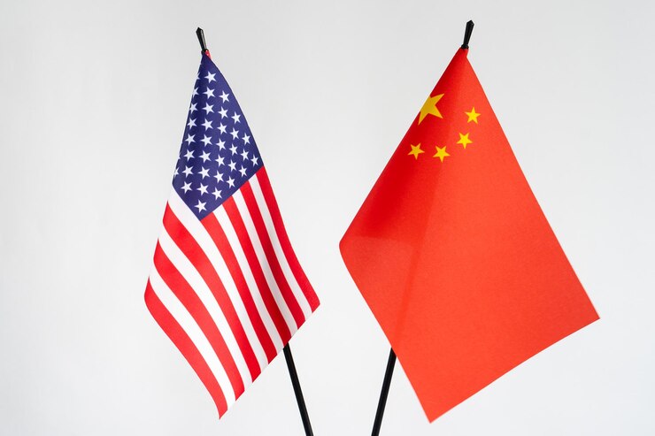 Staatsflaggen von Amerika und China auf weißem HintergrundKooperationskonzept für Konfliktsanktionen