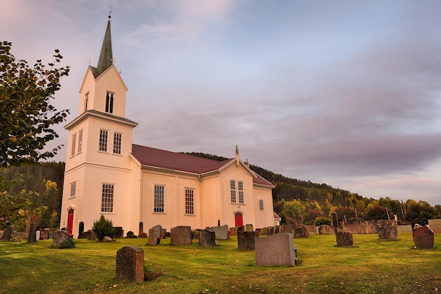 Stabkirche in einem norwegischen Dorf bei Sonnenuntergang