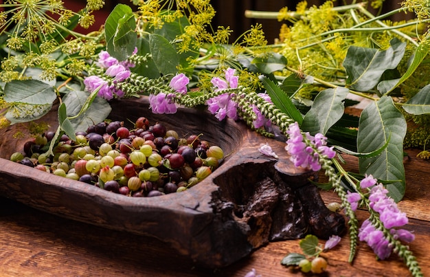 Stachelbeeren auf einer Holzoberfläche