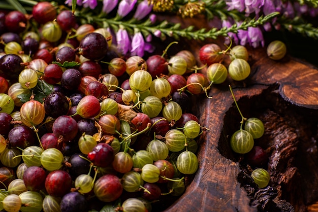 Stachelbeeren auf einer Holzoberfläche