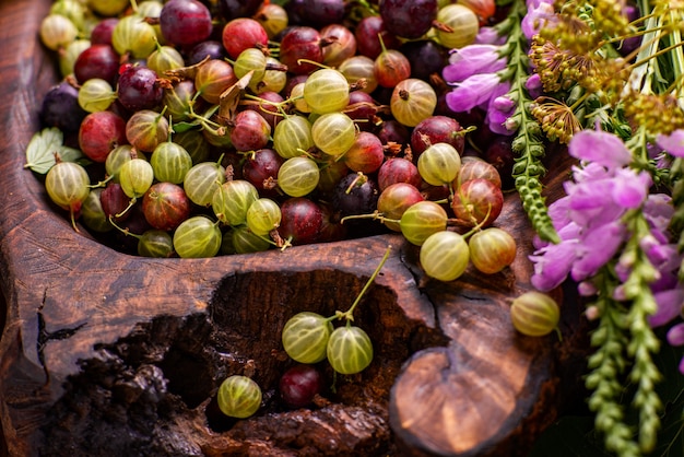 Stachelbeeren auf einer Holzoberfläche